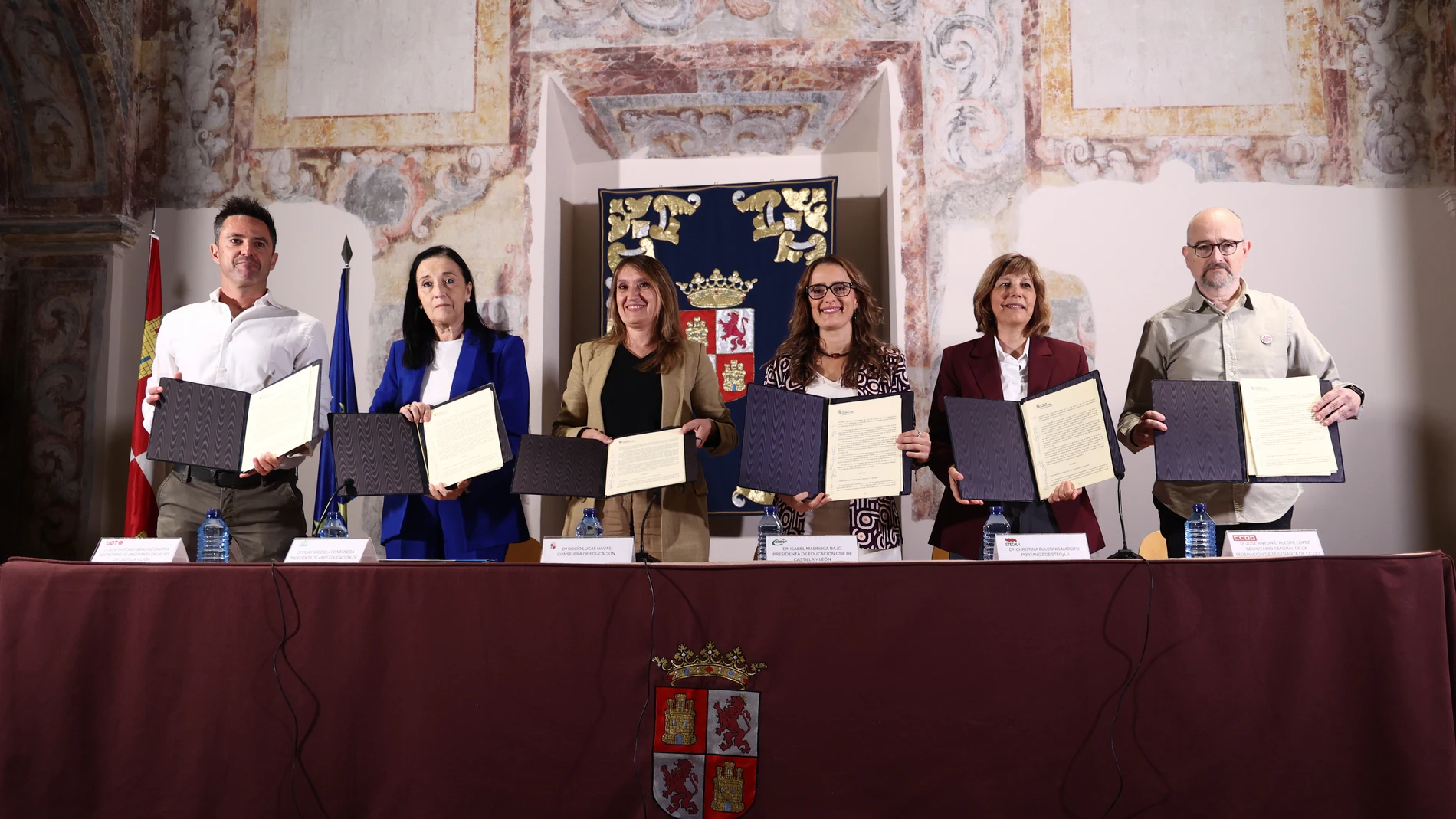 La consejera de Educación, Rocío Lucas, con los representantes de los sindicatos