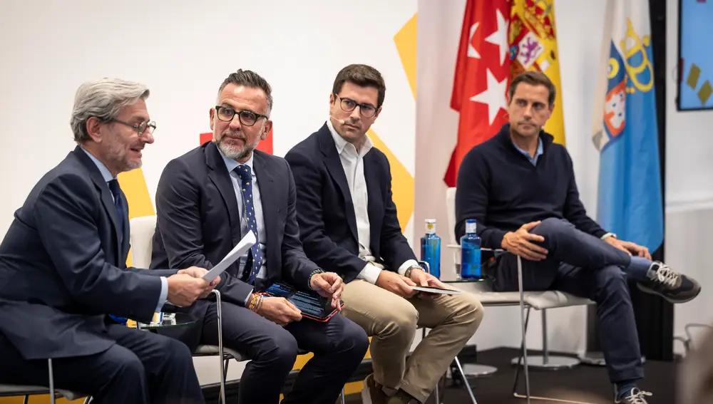 De izquierda a derecha: Rafael García del Poyo, socio de Osborne Clarke, Fernando Valiño, director de Gobierno y Sanidad de Microsoft, Pedro Llamas Flores, Account Cloud Engineers vicepresident Southern Europe at Oracle, y Pablo Fernández, cofundador de Clicars y Clickalia