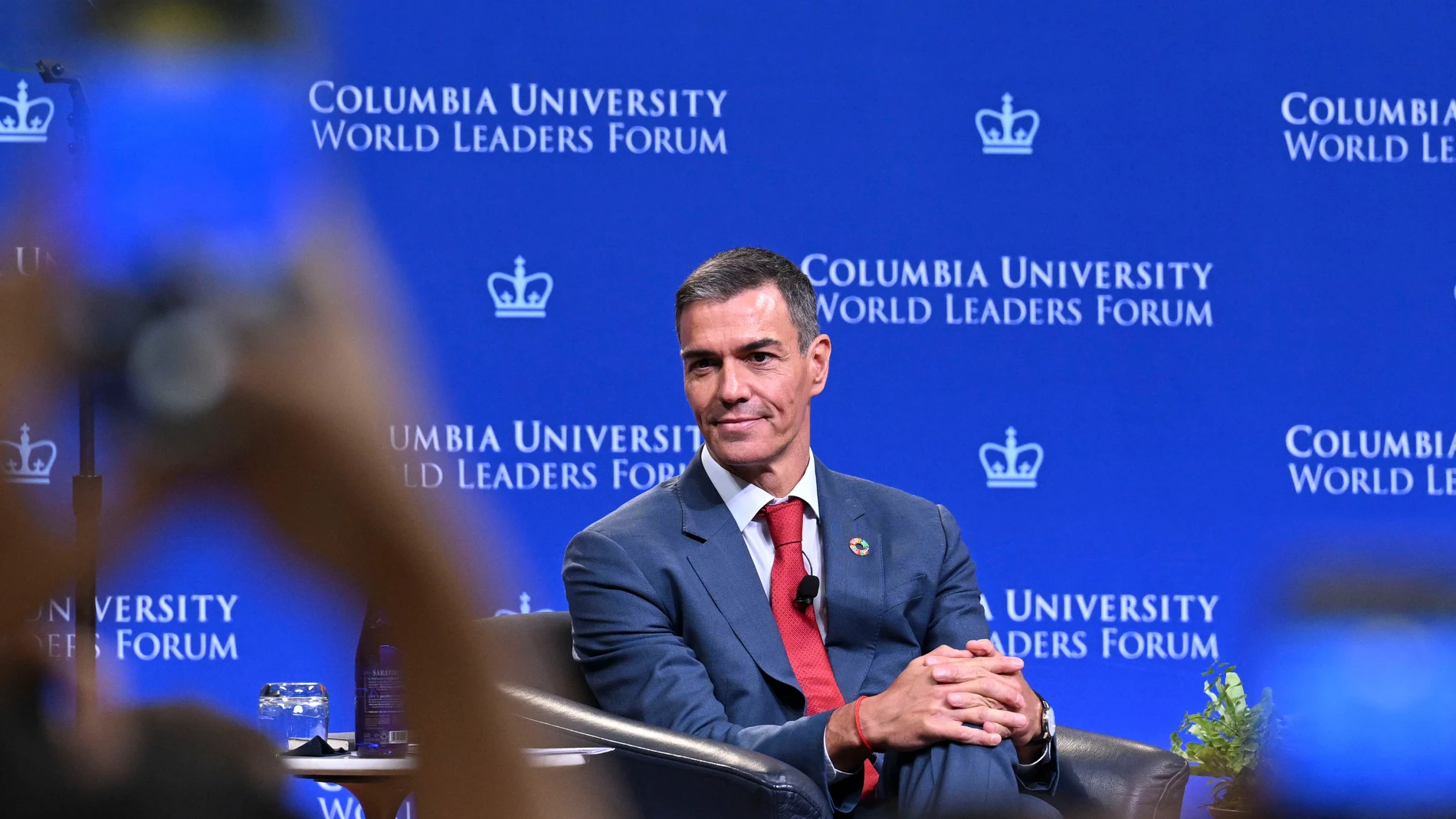 NUEVA YORK, 22/09/2025.- El presidente del Gobierno español Pedro Sánchez en la Universidad de Columbia, en una de sus primeras actividades en Nueva York con motivo de la semana de alto nivel de la ONU, donde intervino este lunes ante varios cientos de estudiantes de la Universidad para exponer su visión sobre la respuesta progresista que cree que ha de dar el mundo a los desafíos globales. EFE/Pool Moncloa/Borja Puig de la Bellacasa