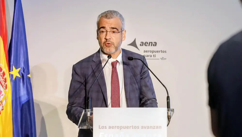 El presidente de AENA, Maurici Lucena, interviene durante la presentación de la propuesta de inversiones de Aena para los aeropuertos españoles, en el aeropuerto de Alicante-Elche Miguel Hernández, a 18 de septiembre de 2025, en Alicante, Comunidad Valenciana (España).