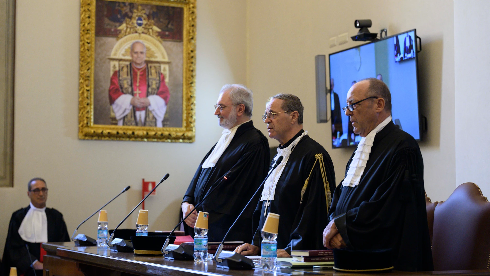 CIUDAD DEL VATICANO, 22/09/2025.- El juicio de apelación del cardenal italiano Angelo Becciu, de 77 años, quien fue condenado a 5 años y medio por malversación con prohibición de ocupar cargos públicos en uno de los procesos más mediáticos del Vaticano, comenzó este lunes con la petición de recusación del fiscal, Alessandro Diddi. En la solicitud de recusación por parte de algunos de los acusados se apunta a Diddi, promotor de Justicia vaticano, de haber realizado incorrectamente sus investig...