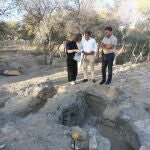 El diputado de Cultura, Juan de Dios Navarro, en el centro, visitando el yacimiento arqueológico Cabezo del Molino de Rojales (Alicante)