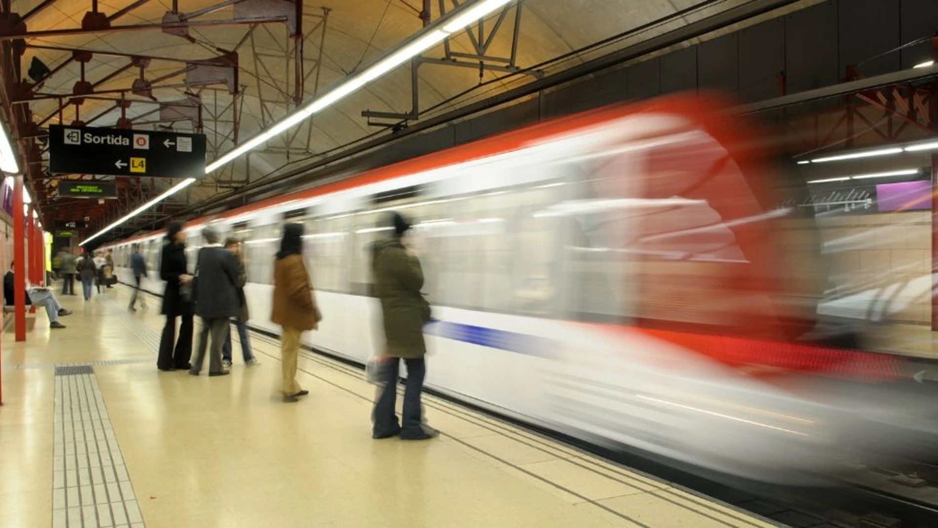 Andén de una estación de Metro de Barcelona. REMITIDA / HANDOUT por AYUNTAMIENTO DE BARCELONA Fotografía remitida a medios de comunicación exclusivamente para ilustrar la noticia a la que hace referencia la imagen, y citando la procedencia de la imagen en la firma 22/09/2025