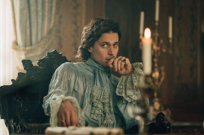 Lucas Bravo en 'La duquesa de Merteuil'