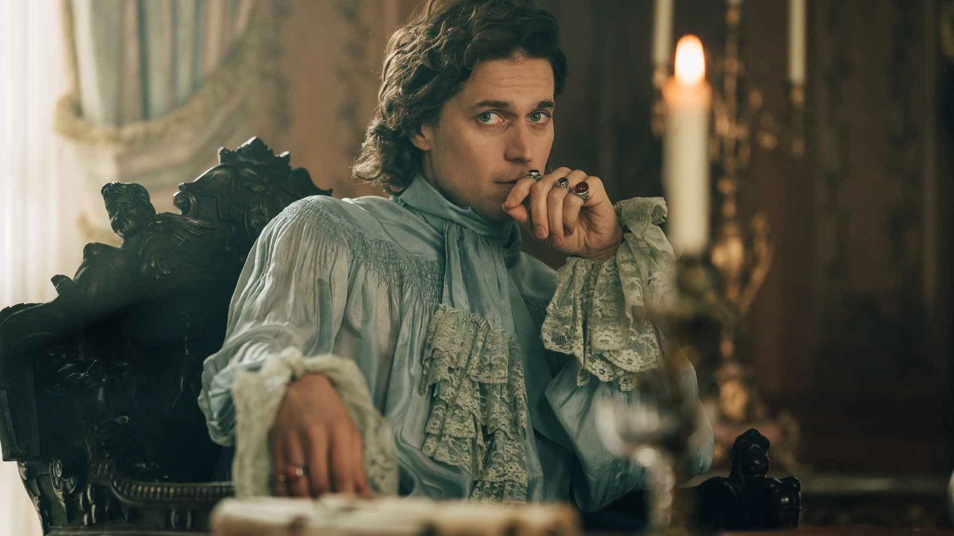 Lucas Bravo en 'La duquesa de Merteuil'