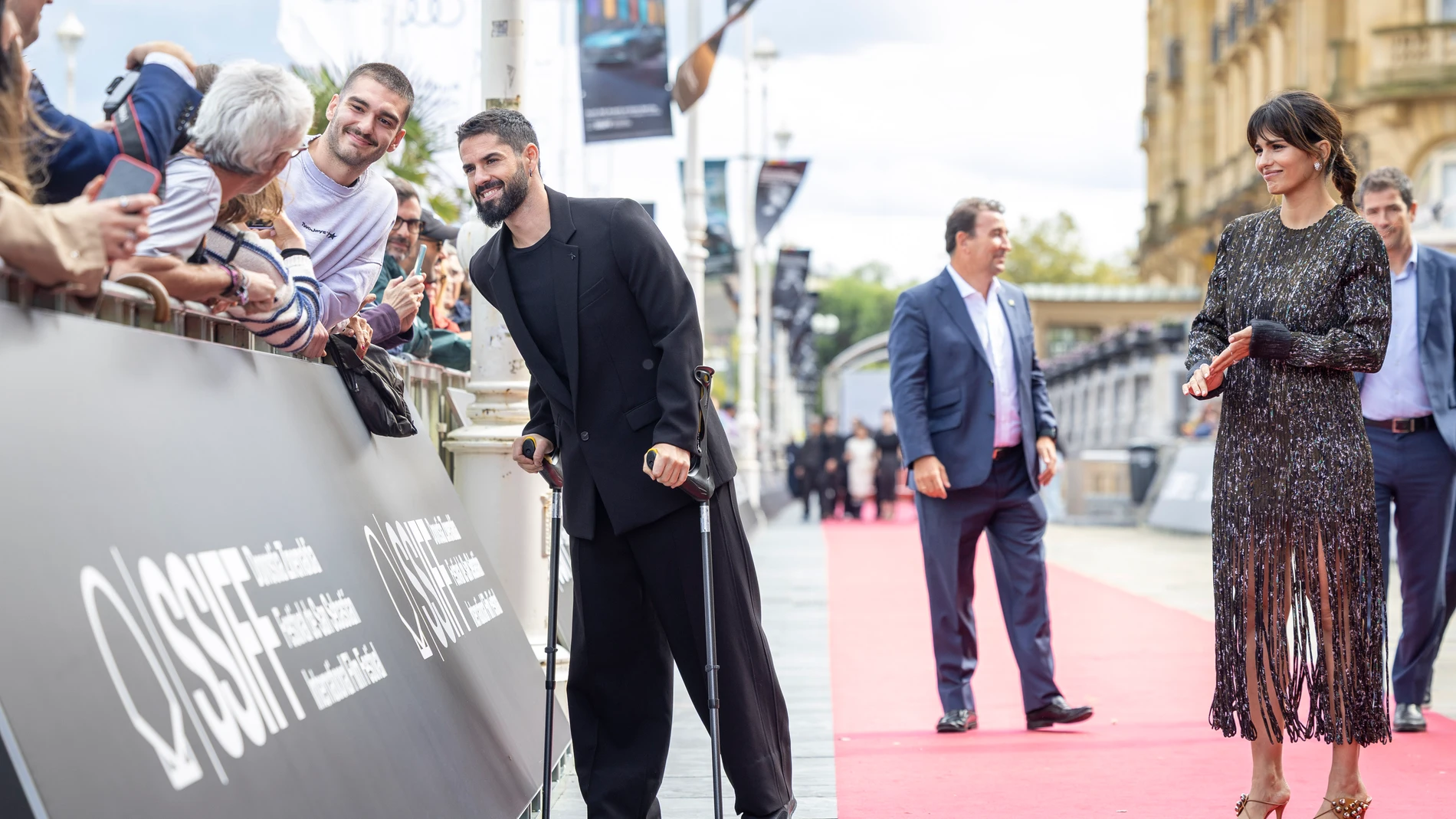 SAN SEBASTIÁN, 22/09/2025.- La directora Sara Sálamo posa junto al futbolista Isco Alarcón en la alfombra roja de la 73 edición del Festival Internacional de cine de San Sebastián, donde presenta la película "En silencio" en la sección Made in Spain. EFE/ Javier Etxezarreta