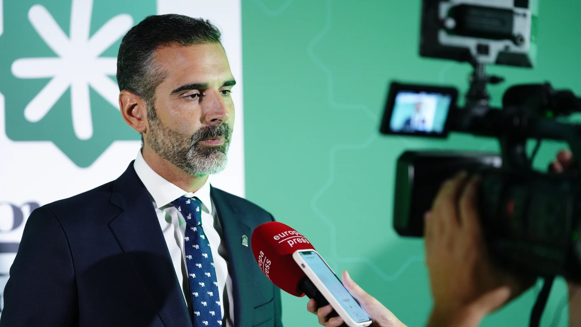 El consejero de Agricultura, Pesca, Agua y Desarrollo Rural, Ramón Fernández-Pacheco (4i) y la consejero de Sostenibilidad, y Medio Ambiente, Catalina García (3i) presiden la foto de familia. A 22 de septiembre de 2025 en Sevilla, Andalucía (España). El consejero de Agricultura, Pesca, Agua y Desarrollo Rural, Ramón Fernández-Pacheco, preside el encuentro de empresas agroalimentarias andaluzas con motivo del segundo aniversario de la marca de calidad 'Gusto del Sur', impulsada por la Junta pa...