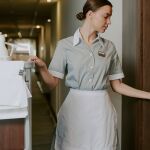 Lo primero que hace una clienta al llegar a su habitación de hotel es aplaudido por una limpiadora