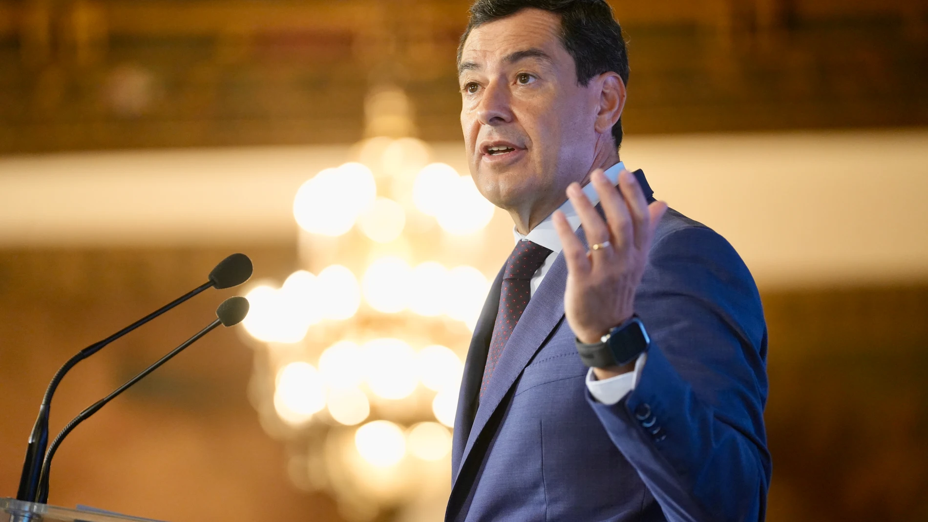 El presidente de la Junta de Andalucía, Juanma Moreno, durante su intervención en el VII Foro Andalucía Investors Day de 'El Confidencial'. A 23 de septiembre de 2025, en Sevilla (Andalucía, España). El Presupuesto de Andalucía para el año 2026 incluirá un nuevo paquete de rebajas fiscales de las que se podrán beneficiar miles de ciudadanos andaluces, como una deducción del 30 por ciento en gastos veterinarios, con un límite de hasta 100 euros, durante el primer año para las familias que adqu...