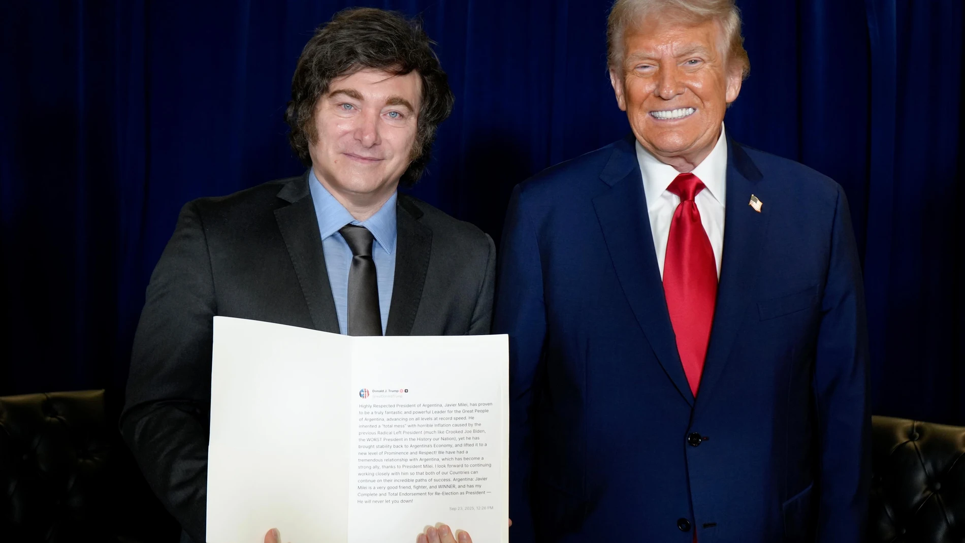 AME1731. NUEVA YORK (ESTADOS UNIDOS), 23/09/2025.- Fotografía cedida por la Presidencia de Argentina del mandatario Javier Milei (i), junto al presidente de los Estados Unidos, Donald Trump, durante una reunión este martes, en Nueva York (Estados Unidos). Milei mantuvo su primera reunión bilateral oficial con su homólogo estadounidense, Donald Trump, y le agradeció por su "gran amistad" y por su respaldo electoral, algo que consideró "un gesto extraordinario". EFE/ Presidencia de Argentina / ...