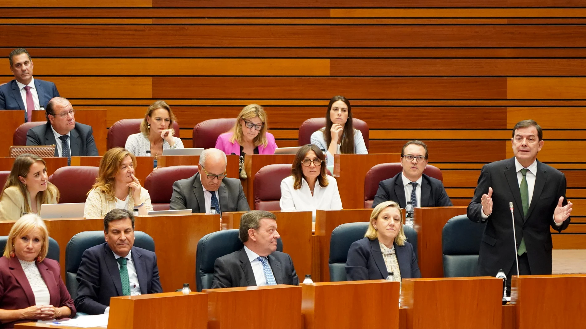 Mañueco interviene en la sesión plenaria desde su escaño en las Cortes