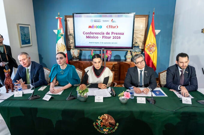 De izquierda a derecha: Quirino Ordaz, Embajador de México en España; Altagracia Gómez, Coordinadora del Consejo Asesor de Desarrollo Económico; Josefina Rodríguez Zamora, Secretaria de Turismo; Daniel Martínez, Vicepresidente Ejecutivo de Ifema Madrid; y Bernardo Cueto Riestra, Presidente de Asetur.