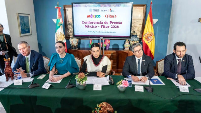 De izquierda a derecha: Quirino Ordaz, Embajador de M&eacute;xico en Espa&ntilde;a; Altagracia G&oacute;mez, Coordinadora del Consejo Asesor de Desarrollo Econ&oacute;mico; Josefina Rodr&iacute;guez Zamora, Secretaria de Turismo; Daniel Mart&iacute;nez, Vicepresidente Ejecutivo de Ifema Madrid; y Bernardo Cueto Riestra, Presidente de Asetur.
