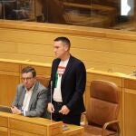 El diputado socialista, Aitor Bouza Manso, tomó posesión hoy con una camiseta con el mensaje "Paremos el genocidio".