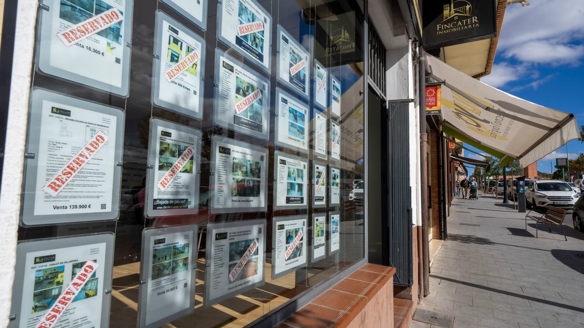 TERUEL, 23/09/2025.- Escaparate de una oficina inmobiliaria en Teruel este martes. El 'stock' de viviendas en venta en España se aproxima al mínimo histórico que se registró en el primer trimestre de 2014 siendo actualmente solo un 9 % superior y en 35 capitales de provincia los compradores encuentran ya menos oferta disponible que nunca, según un estudio que ha elaborado Idealista. EFE/ Antonio García