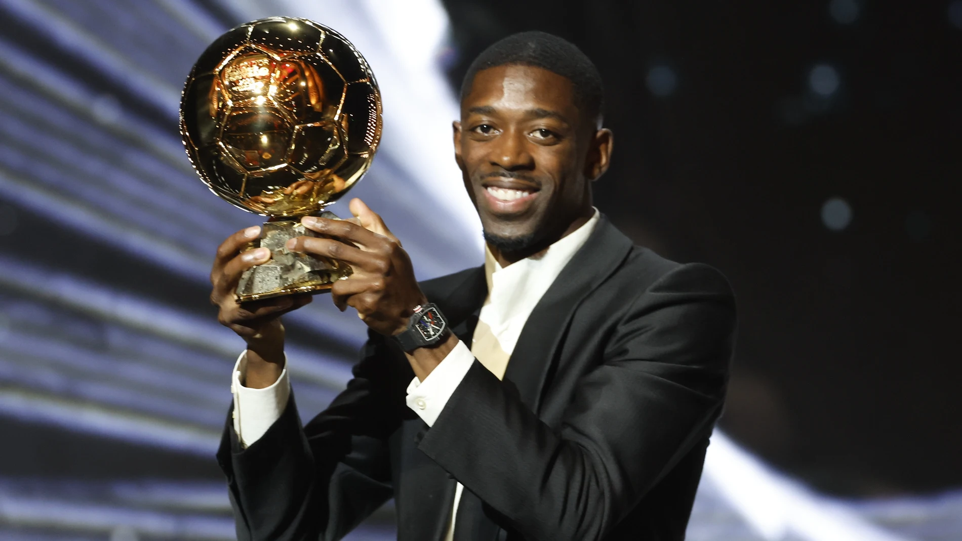 PARIS (France), 23/09/2025.- Paris Saint-Germain's player Ousmane Dembele celebrates lifting the Men's Ballon d'Or trophy during the Ballon d'Or 2025 ceremony at the Theatre du Chatelet in Paris, France, 22 September 2025. Dembele won the Ballon d'Or 2025. (Francia) EFE/EPA/Mohammed Badra