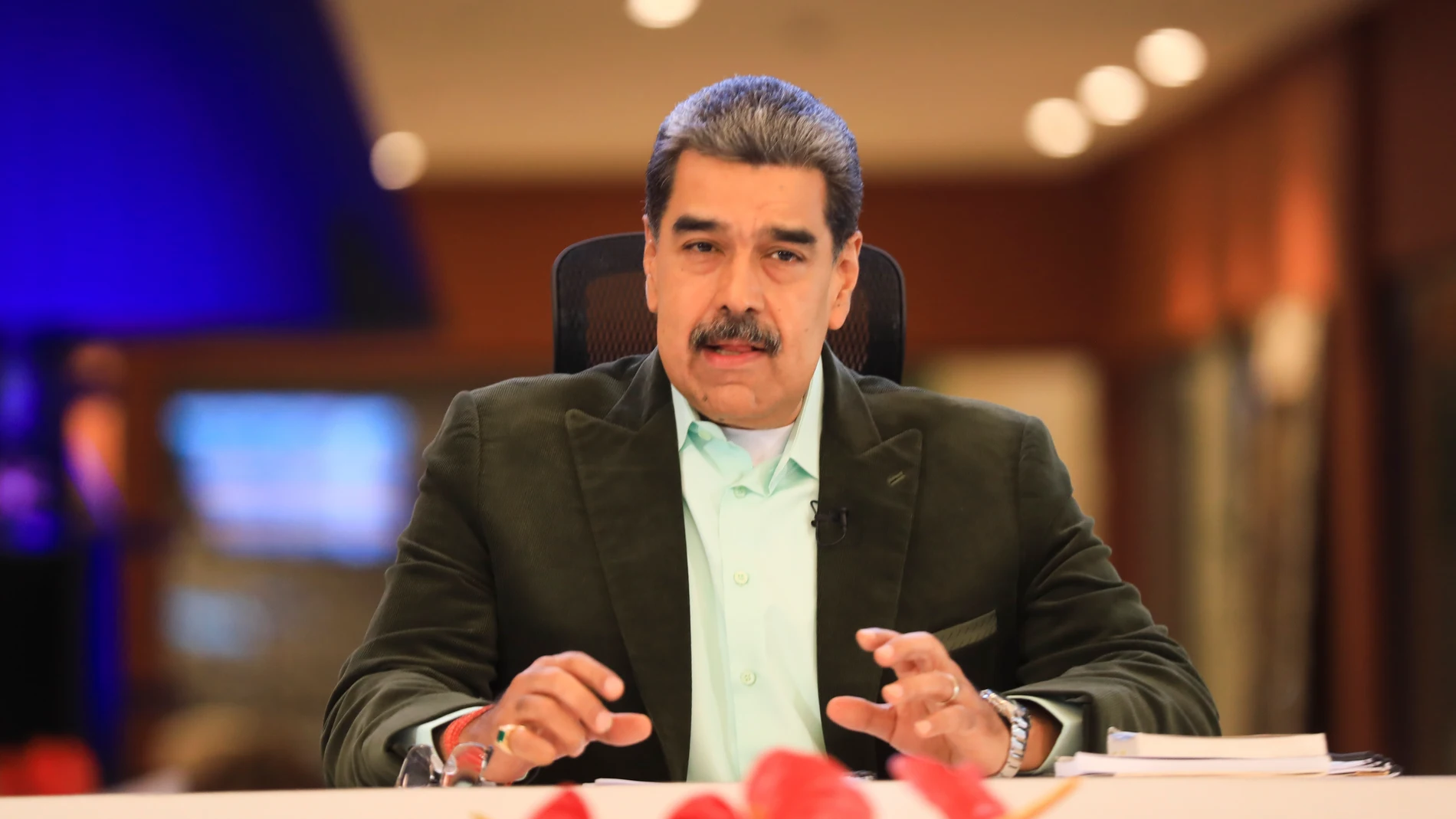 AME1674. LA GUAIRA (VENEZUELA), 22/09/2025.- Fotografía cedida por el Palacio de Miraflores que muestra al presidente de Venezuela, Nicolás Maduro, hablando en La Guaira (Venezuela). Maduro aseguró que "militares de América Latina y el Caribe" le han manifestado que apoyan la defensa de Venezuela. EFE/ Palacio de Miraflores /SOLO USO EDITORIAL/ NO VENTAS/ SOLO DISPONIBLE PARA ILUSTRAR LA NOTICIA QUE ACOMPAÑA (CRÉDITO OBLIGATORIO)