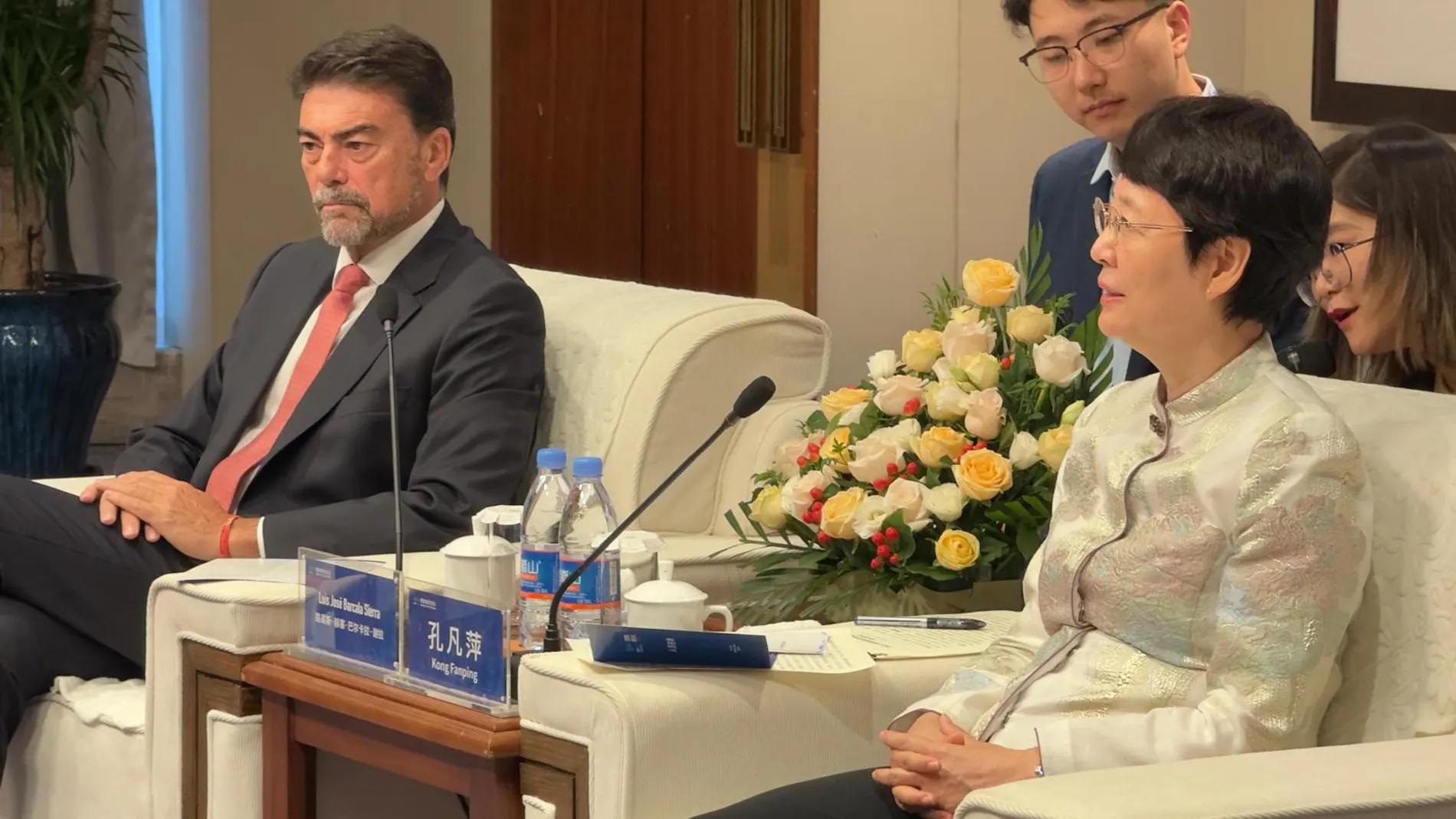 El alcalde de Alicante, Luis Barcala, en una reunión de su viaje a China para, entre otros objetivos, captar inversiones para la ciudad