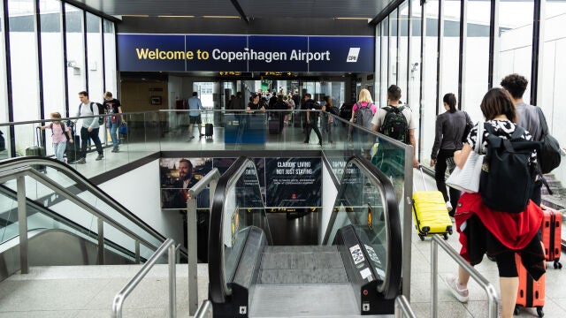 El tráfico de Kastrup, el aeropuerto de Copenhague, también fue cerrado el lunes por la noche tras el avistamiento de varios drones El tráfico de Kastrup, el aeropuerto de Copenhague, también fue cerrado el lunes por la noche tras el avistamiento de varios drones
