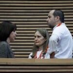 La secretaria general del PSPV-PSOE y ministra de Ciencia, Innovación y Universidades, Diana Morant, conversa con la presidenta de la Asociación de Víctimas Mortales 29-O, Rosa Álvarez, durante el Debate