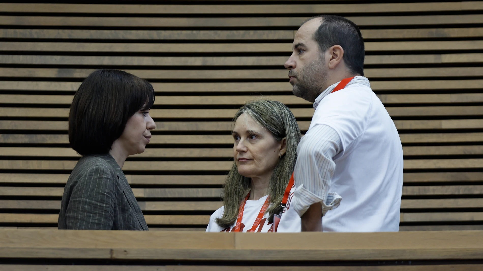 La secretaria general del PSPV-PSOE y ministra de Ciencia, Innovación y Universidades, Diana Morant, conversa con la presidenta de la Asociación de Víctimas Mortales 29-O, Rosa Álvarez, durante el Debate
