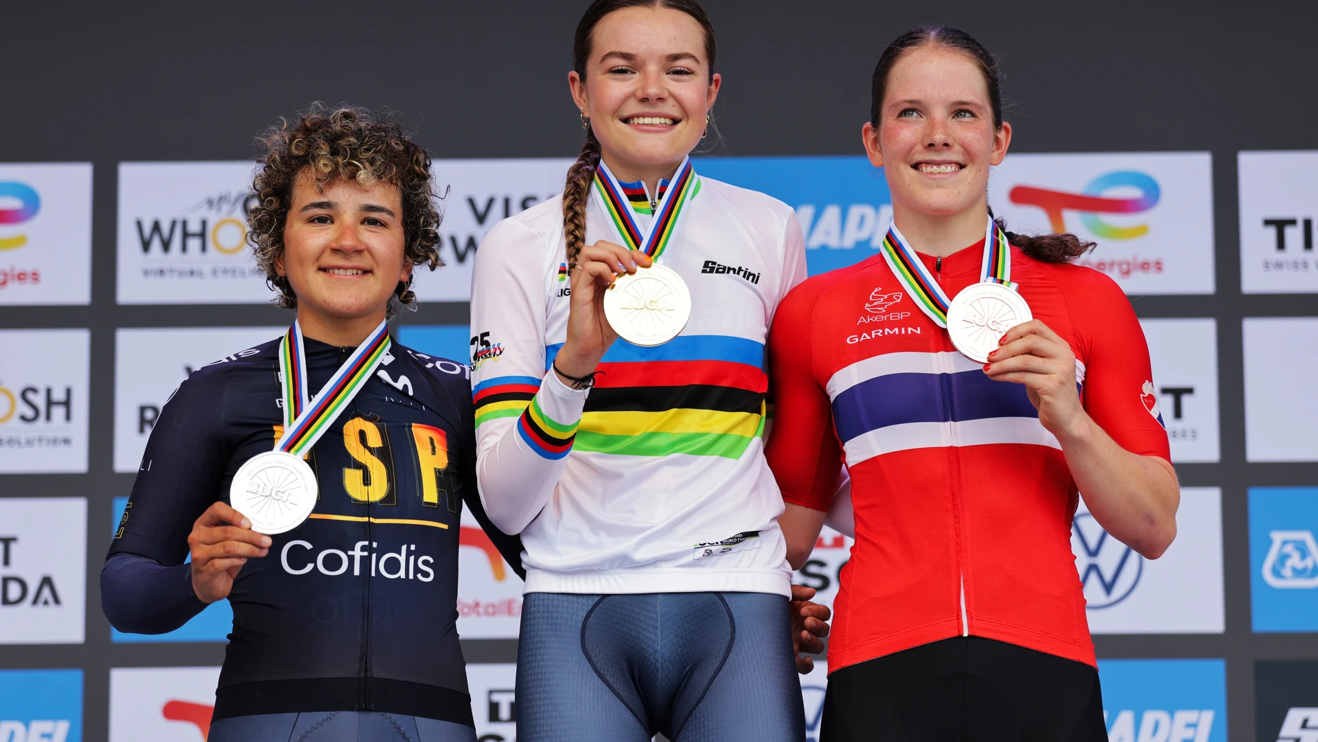 Netherlands' Megan Arens, center, poses with the gold medal, flanked by silver medallist Spain's Paula Ostiz Taco, left, and bronze medallist Norway's Oda Aune Gissinger, during the podium ceremony for the women's Junior individual time trial event, at the road cycling World Championships in Kigali, Rwanda, Tuesday, Sept. 23, 2025. (Alex Whitehead, Pool Photo via AP)