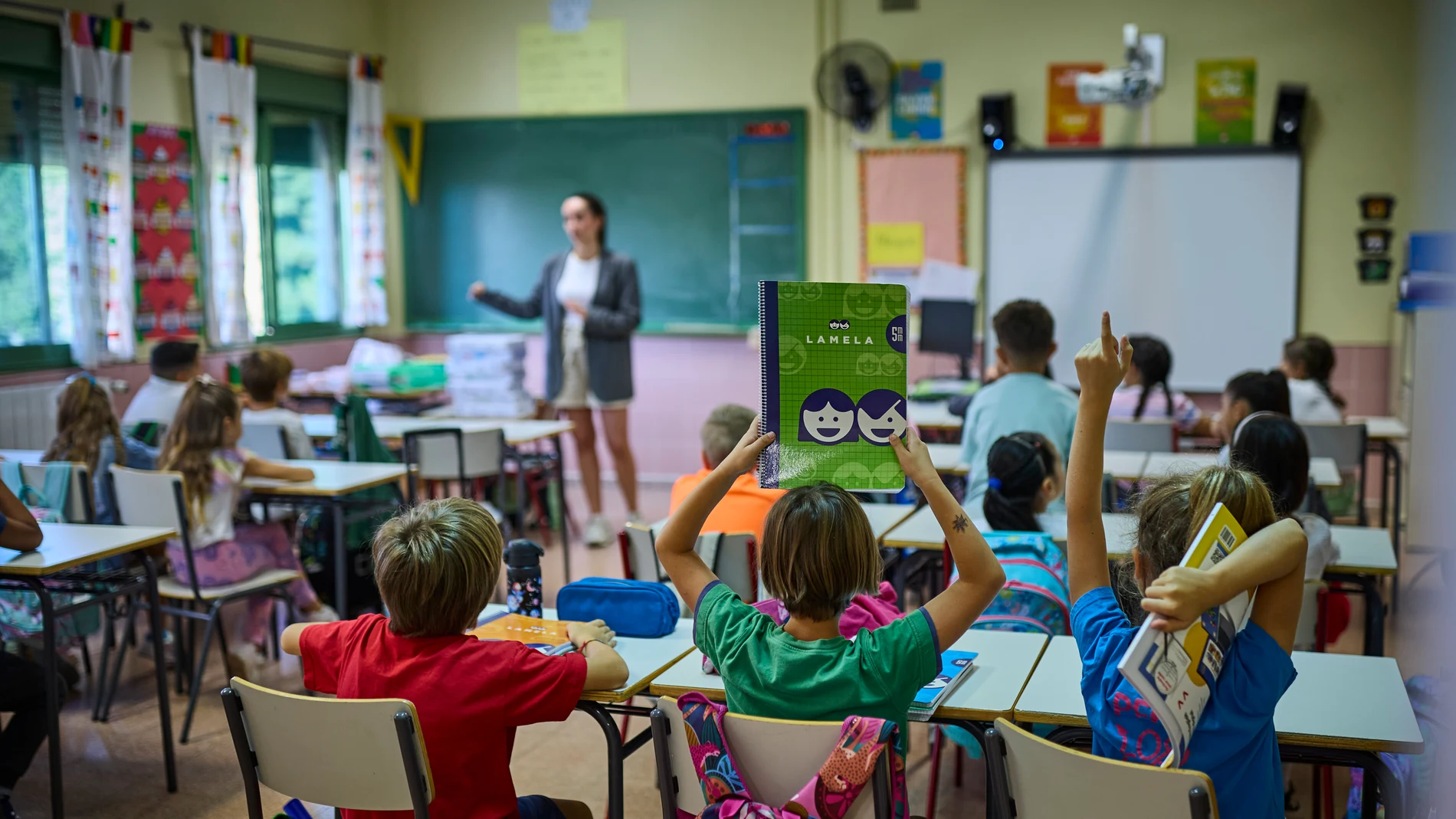 Alumnos de infantil y primaria en su primer día de curso escolar 25/26 en un colegio de Madrid.