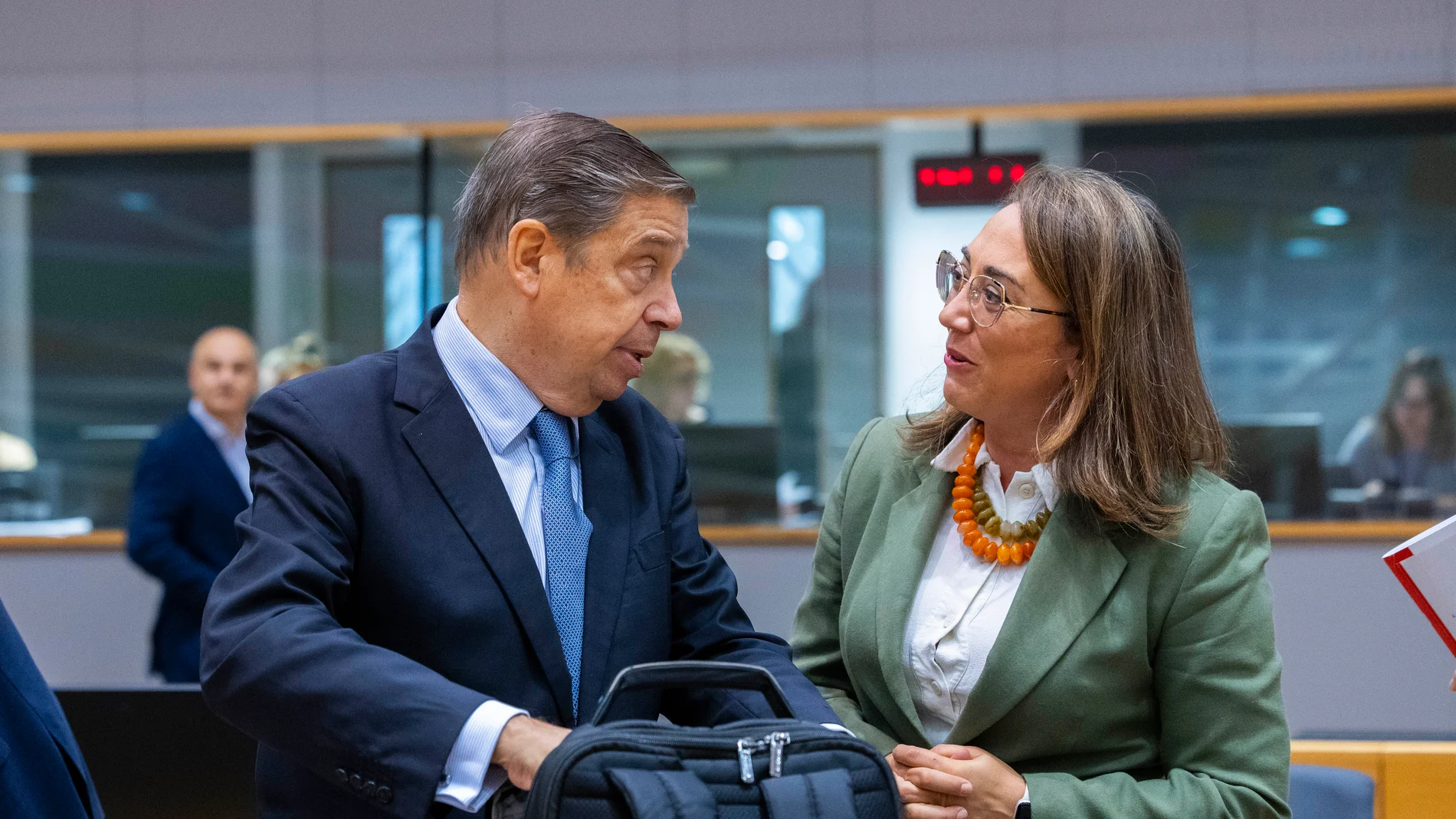 La consejera María González Corral asiste a la reunión del Consejo Europeo de Agricultura y Pesca. En la imagen junto al el ministro de Agricultura, Pesca y Alimentación de España, Luis Planas