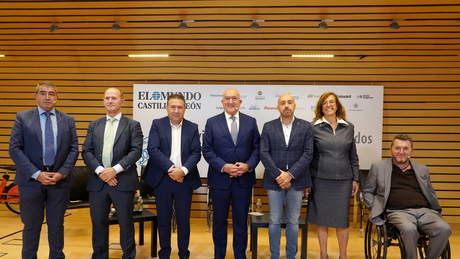 Carnero, Santos, Óscar Lobo, Armisén y Sardón junto a Pablo Lago, moderador de la mesa redonda