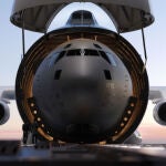 EE.UU. tendrá el avión de carga militar más grande del mundo: transportará cazas y cohetes sin desmontarlos.