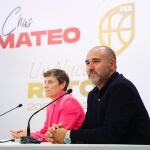 Chus Mateo, junto a Elisa Aguilar, en su presentación como seleccionador