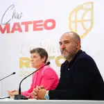 Chus Mateo, junto a Elisa Aguilar, en su presentación como seleccionador