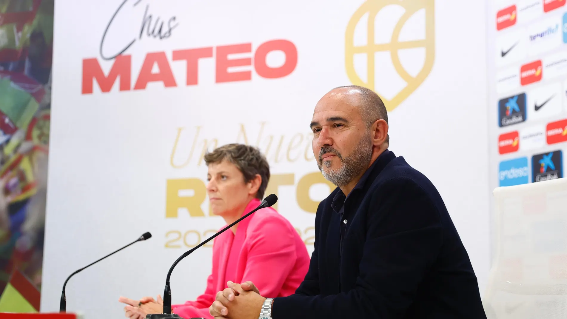 Chus Mateo, junto a Elisa Aguilar, en su presentación como seleccionador
