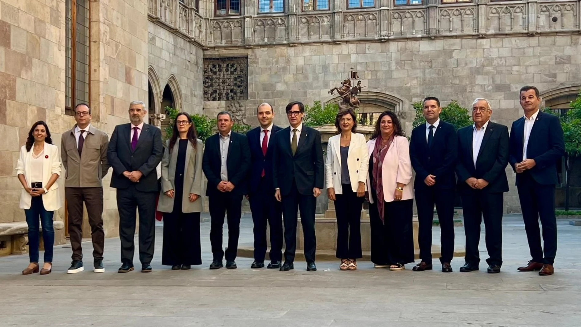 El presidente de la Generalitat, Salvador Illa, el conseller de la Presidencia, Albert Dalmau, el secretario de Governs Locals, Xavier Amor, con representantes de los consejos comarcales de Catalunya y de la ACM y la FMC, en el Palau de la Generalitat EUROPA PRESS 23/09/2025