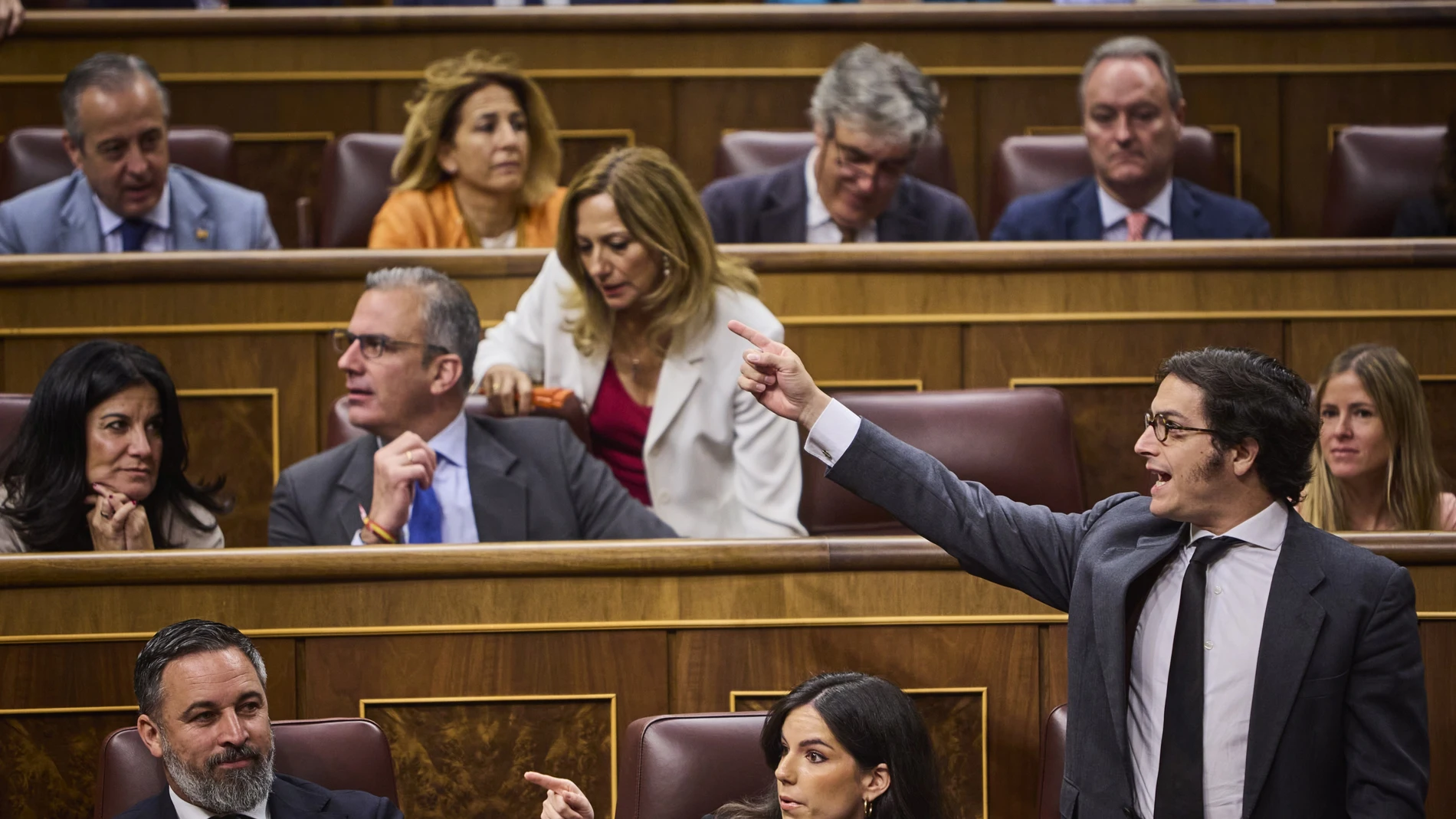 Santiago Abascal, con los diputados de Vox Pepa Millán y José María Figaredo, entre otros, ayer en el Congreso de los Diputados