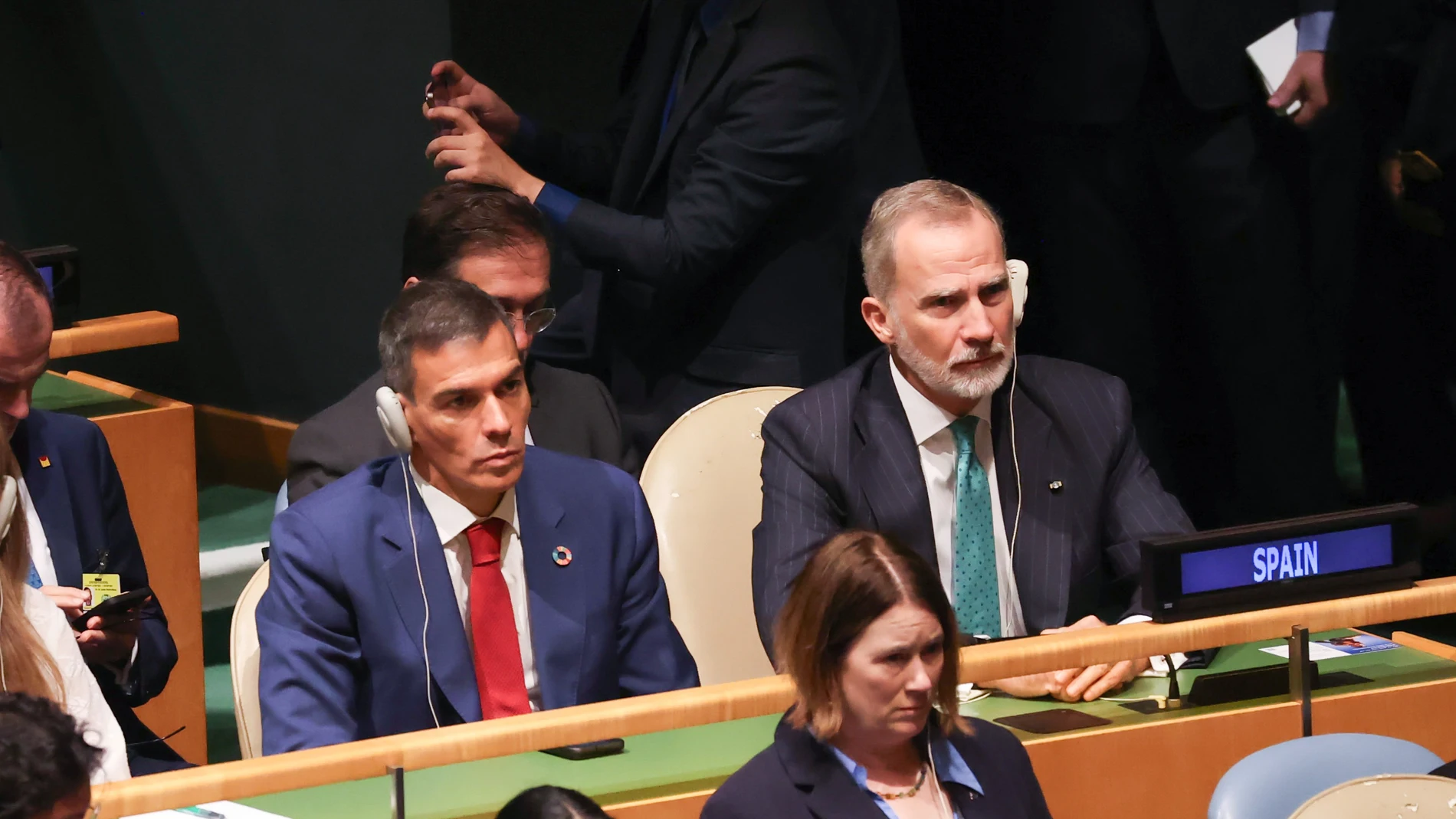 El presidente del Gobierno, Pedro Sánchez (i) y el Rey Felipe VI (d) asisten a la sesión de apertura del Debate General del 80º período de sesiones de la Asamblea General de Naciones Unidas, en Nueva York, a 23 de septiembre de 2025, en Nueva York (Estados Unidos). El 80º período de sesiones de la Asamblea General de Naciones Unidas se centra en promover la paz y seguridad internacional, avanzar en la solución de dos Estados para Palestina, abordar la guerra en Ucrania, impulsar acción climát...