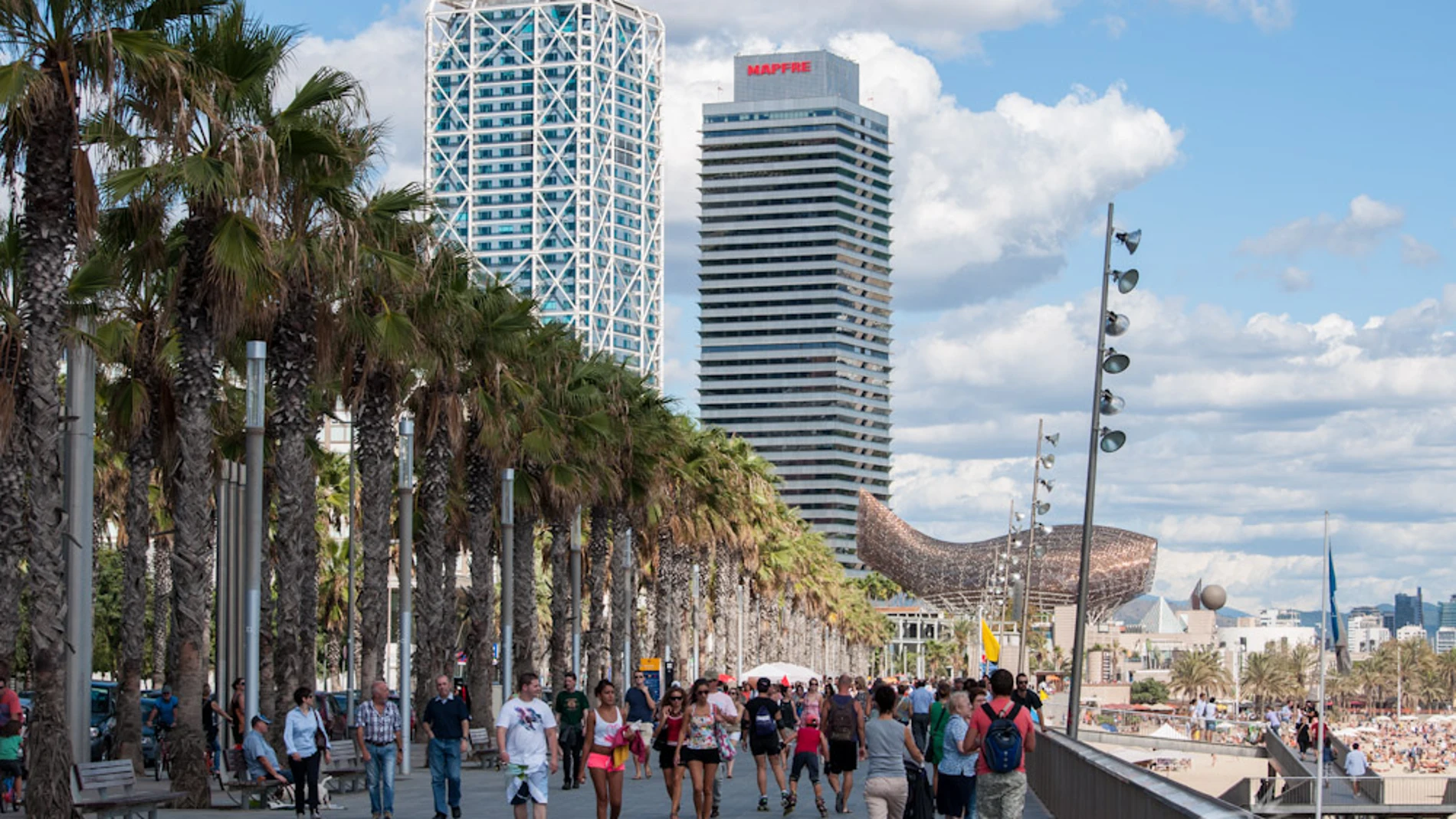 Turistas, en la zona playera de Barcelona