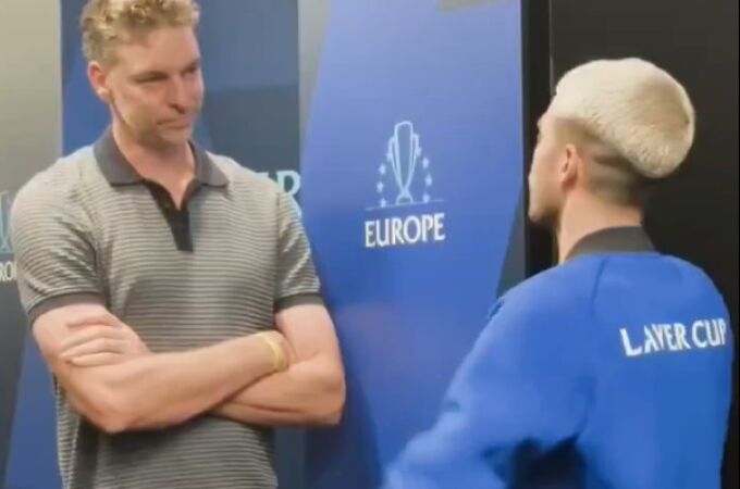 Pau Gasol y Carlos Alcaraz charlan durante la Laver Cup 2025