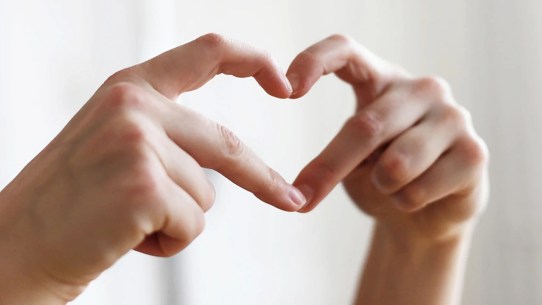 Qué significa hacer los corazones así según la psicología