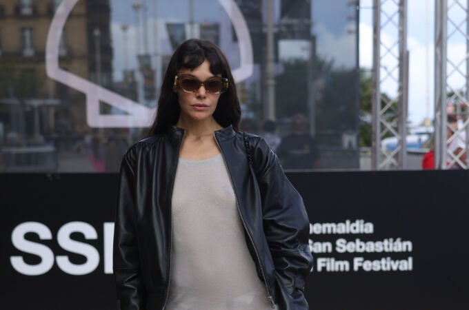 La actriz Ana Rujas con botas negras en el Festival de cine de San Sebastián.