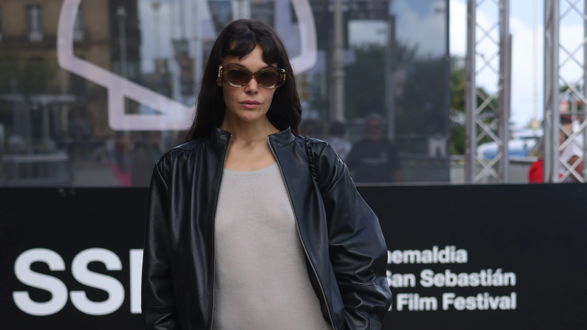 La actriz Ana Rujas con botas negras en el Festival de cine de San Sebastián.