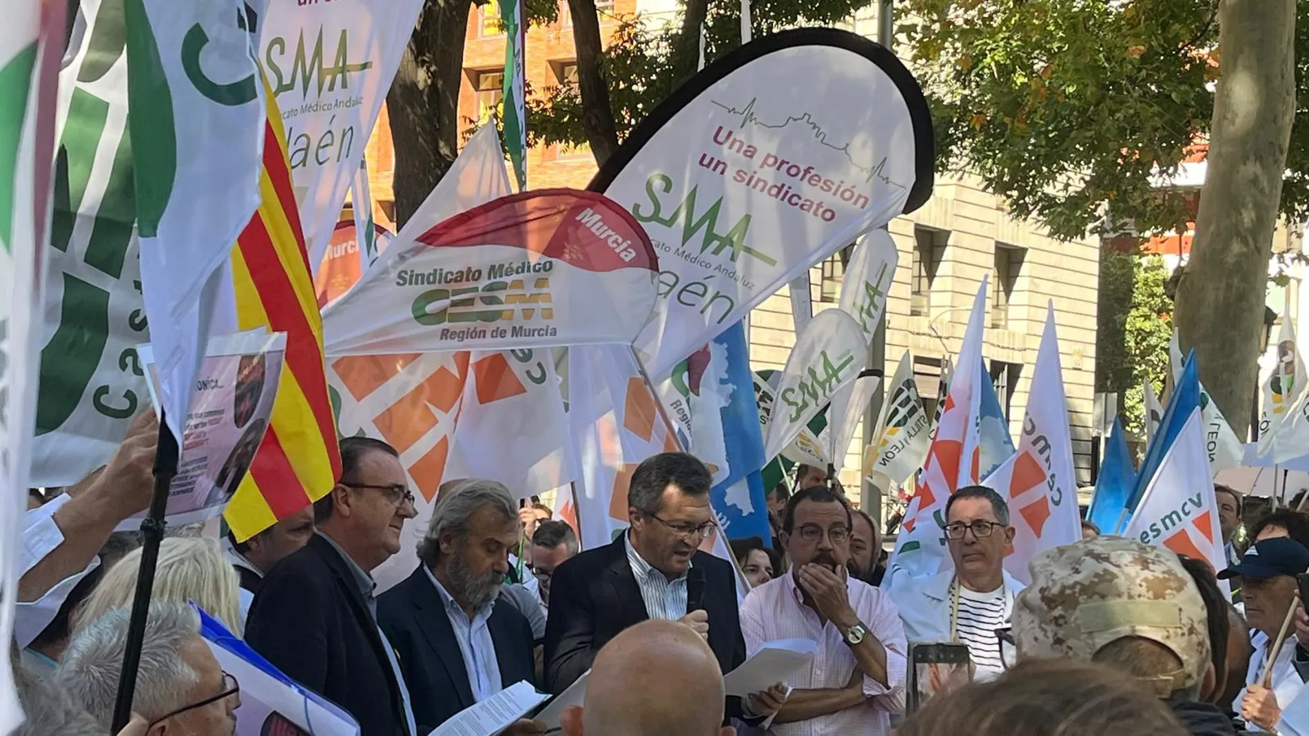 Los representantes del Comité de Huelga leen el manifiesto frente al Ministerio de Sanidad
