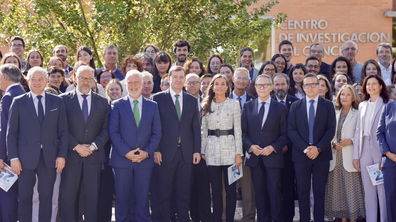 La Reina Letizia defiende en Salamanca financiación estable para la lucha contra el cáncer