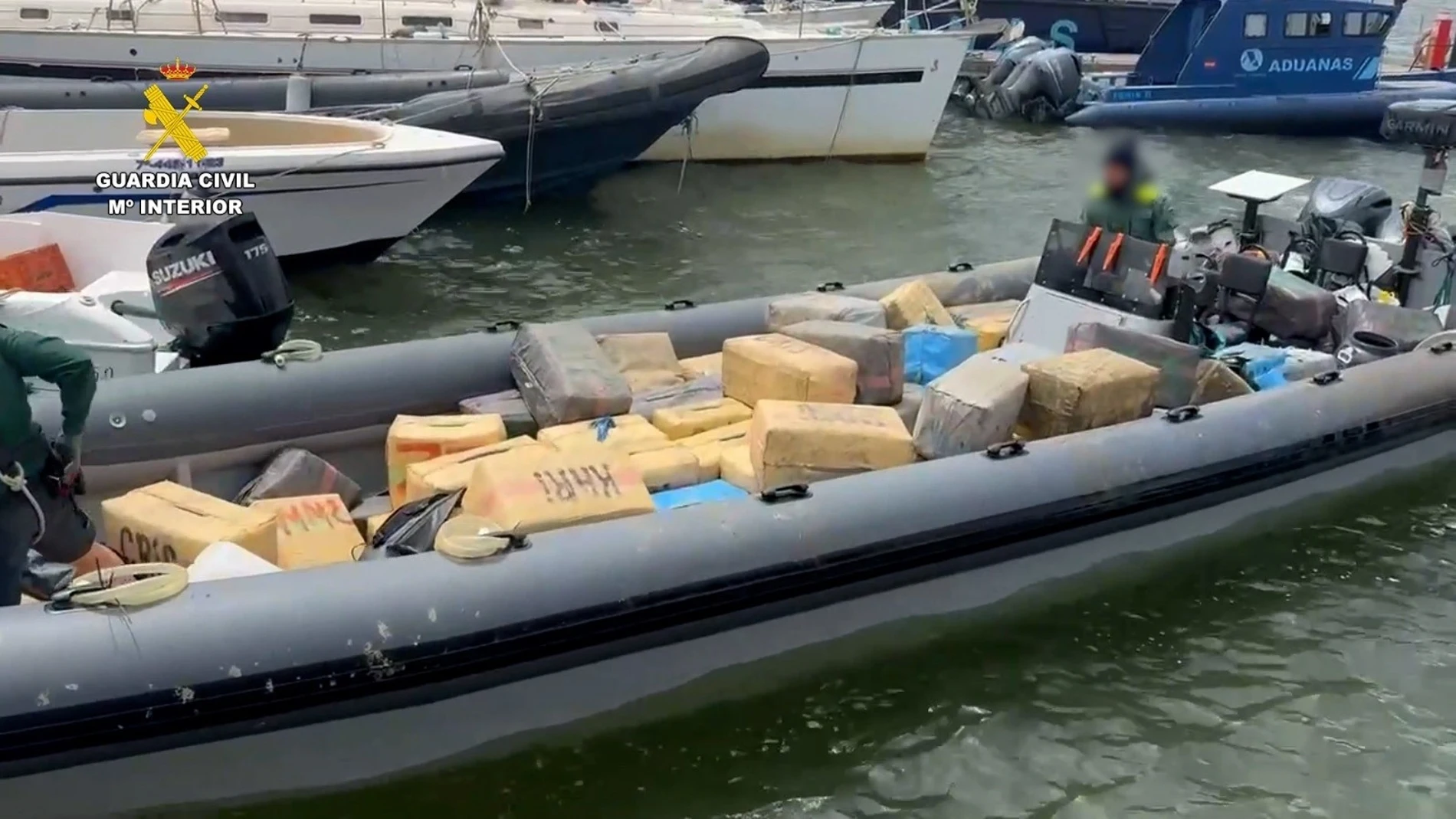 Una narcolancha intervenida por la Guardia Civil en el marco de una operación antidroga en la costa andaluza