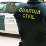 Agente y patrulla de la Guardia Civil Agente y patrulla de la Guardia Civil