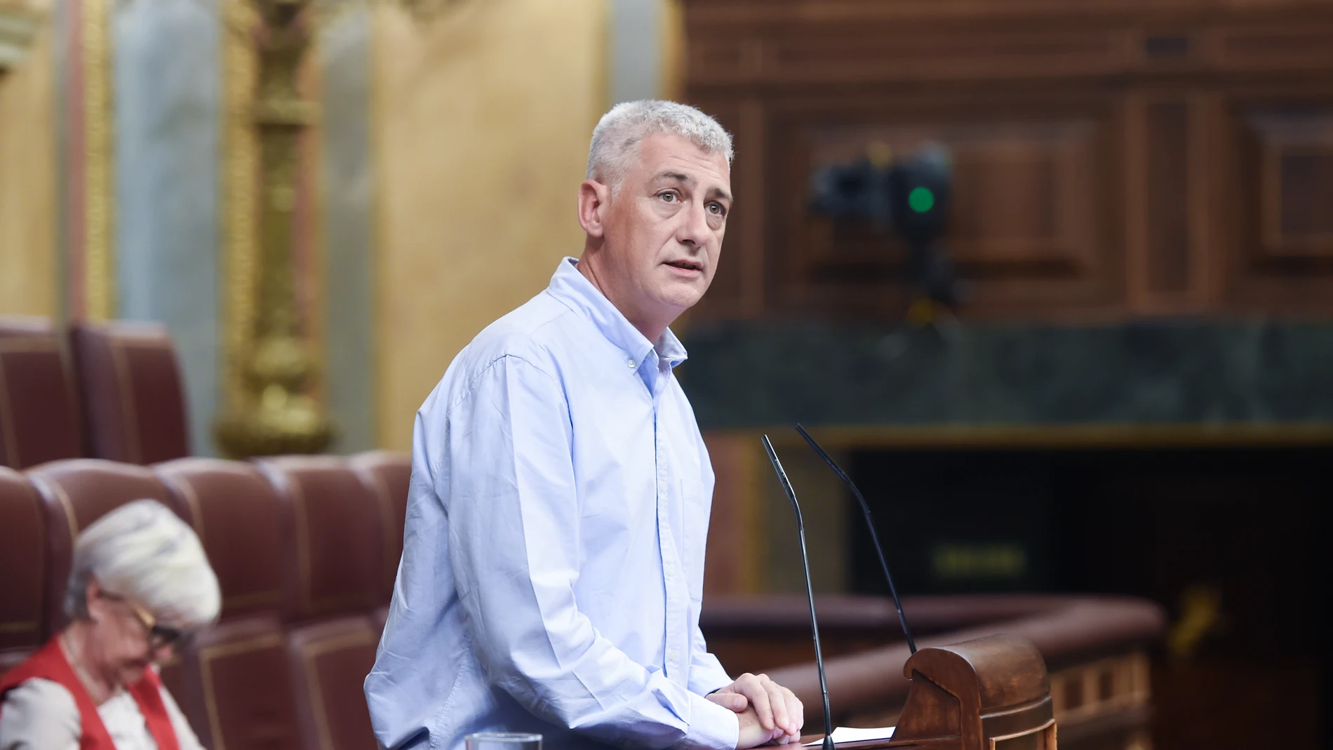 El diputado de Bildu Oskar Matute, durante una sesión plenaria en el Congreso de los Diputados, a 23 de septiembre de 2025, en Madrid (España).El congreso debate la toma en consideración de dos proposiciones de ley, la primera, de PSOE y Junts, plantea la delegación en la comunidad autónoma de Catalunya de competencias estatales en materia de inmigración; la segunda, presentada por el PNV, propone crear un recurso subsidiario de delimitación de competencias para que el Tribunal Constitucional...