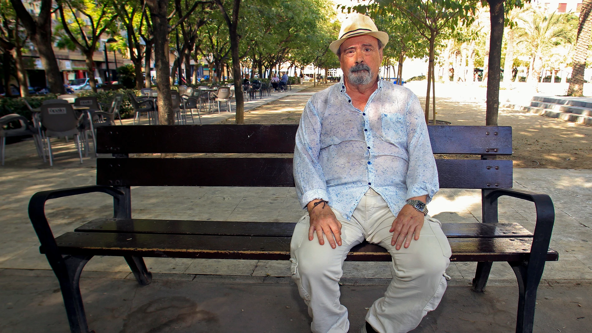 GRAFCVA9434. ALICANTE, 23/09/2025.- José Ignacio Villameriel, un jubilado de 78 años y residente en Alicante durante la entrevista con EFE tras haber denunciado ante la Policía Nacional haber perdido todos sus ahorros víctima de una 'estafa del amor' creada con Inteligencia Artificial (IA). EFE/Morell