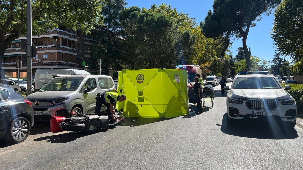 Muere un motorista tras perder el control y colisionar con varios coches en Madrid