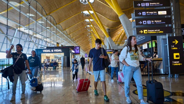 Ambiente Aeropuerto. Aviones, puertas de embarque, colas, pasajeros, aeropuerto Madrid Barajas, maletas, factu