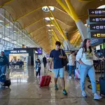 Ambiente Aeropuerto. Aviones, puertas de embarque, colas, pasajeros, aeropuerto Madrid Barajas, maletas, factu